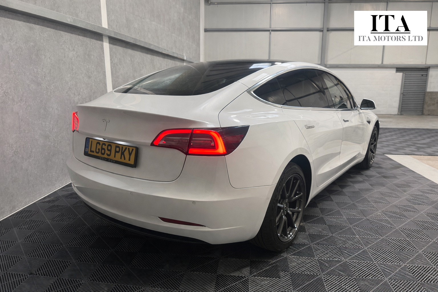 Tesla Model 3 Standard Range Plus Saloon 4dr Electric Auto RWD (241 bhp)